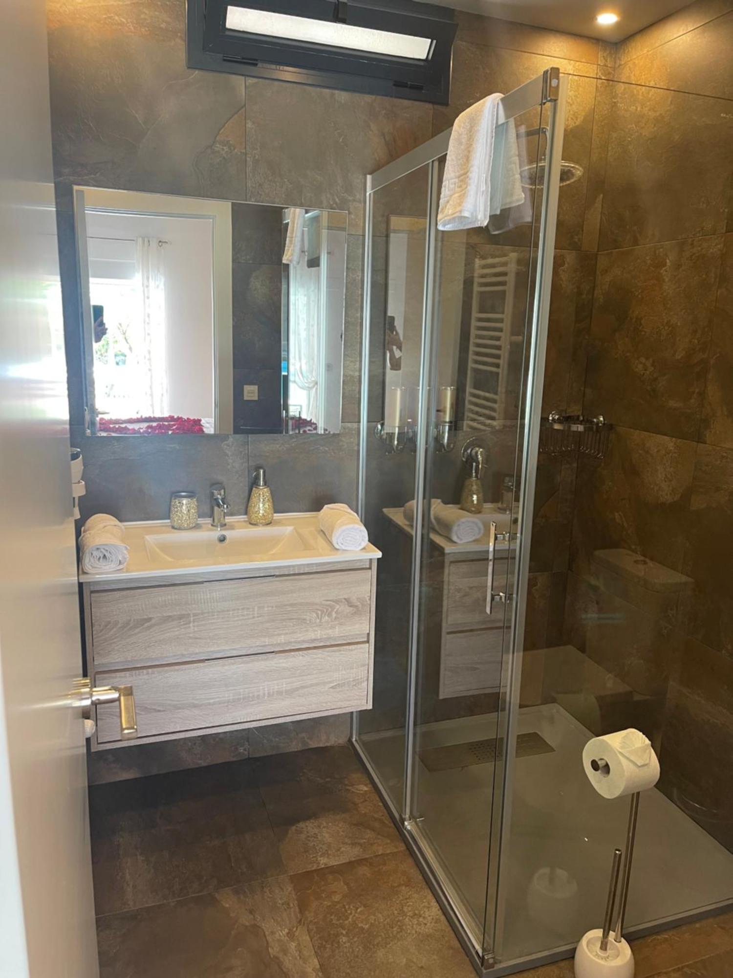 Suite Privada Frente A La Piscina Para 2 Personas Con Sofa Cama Para 2 Mas 4P No Es Casa Completa San Vicente Raspeig Luaran gambar