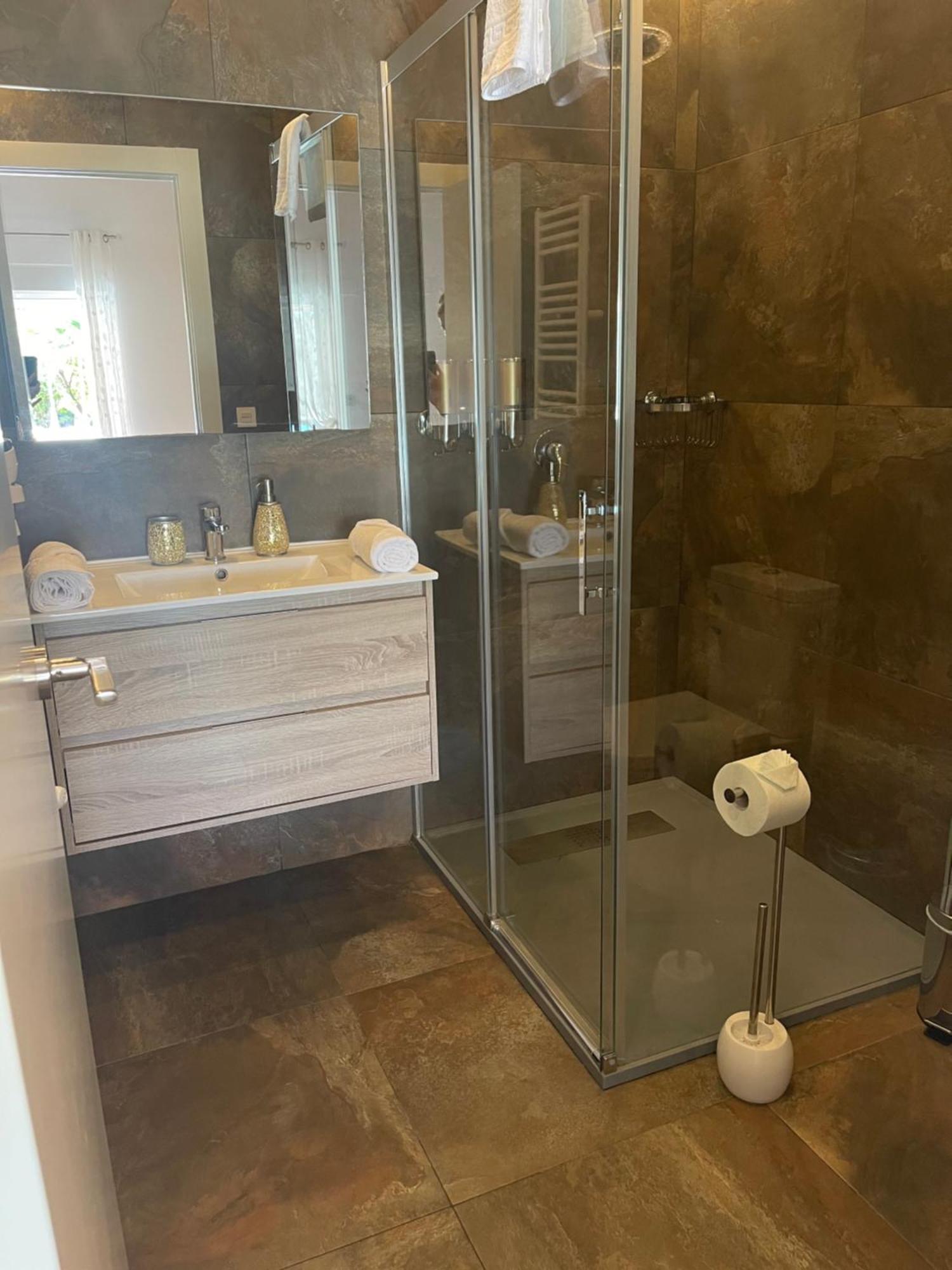 Suite Privada Frente A La Piscina Para 2 Personas Con Sofa Cama Para 2 Mas 4P No Es Casa Completa San Vicente Raspeig Luaran gambar
