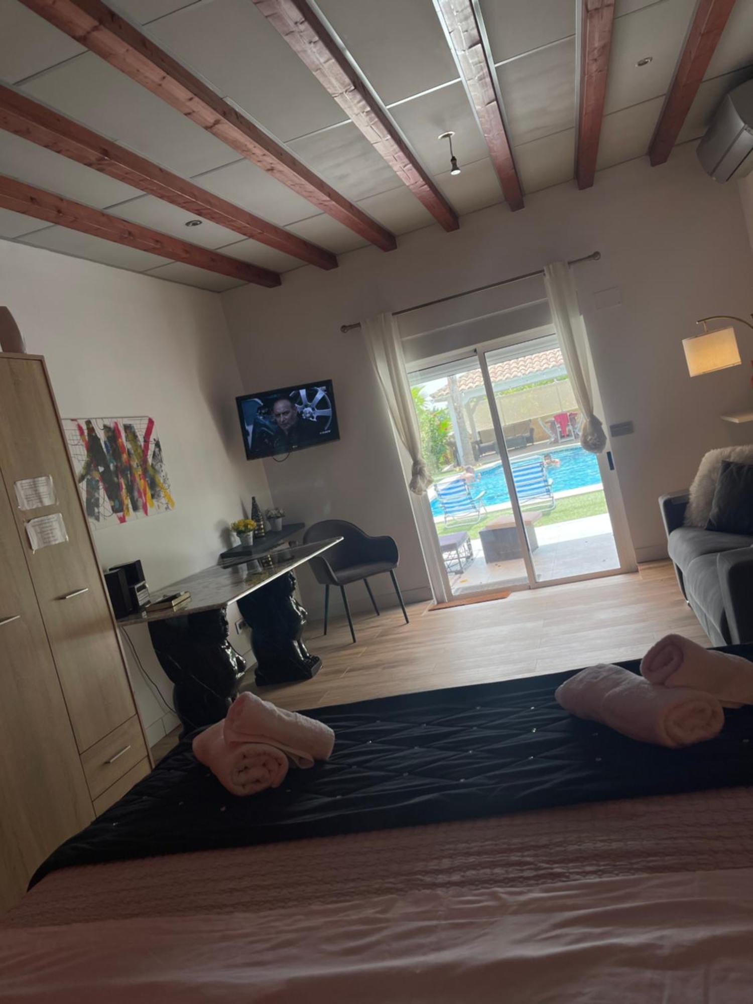 Suite Privada Frente A La Piscina Para 2 Personas Con Sofa Cama Para 2 Mas 4P No Es Casa Completa San Vicente Raspeig Luaran gambar