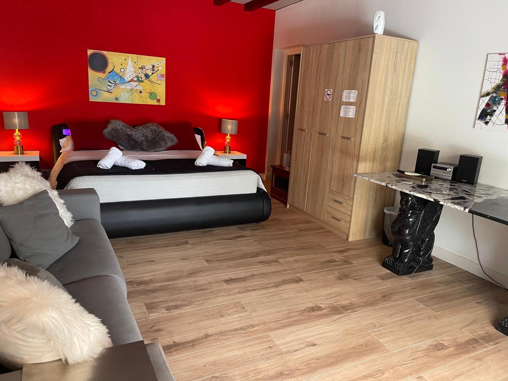 Suite Privada Frente A La Piscina Para 2 Personas Con Sofa Cama Para 2 Mas 4P No Es Casa Completa San Vicente Raspeig Luaran gambar