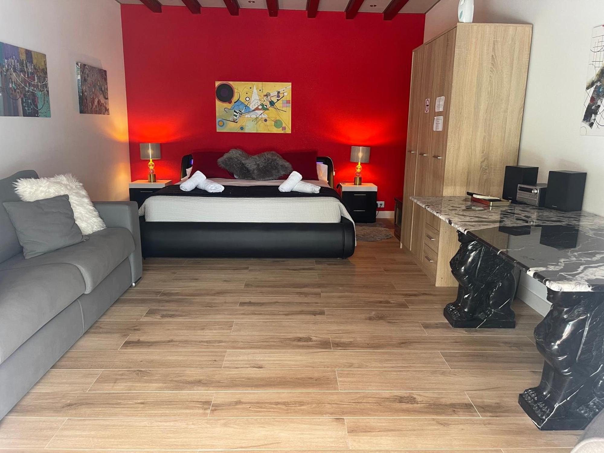 Suite Privada Frente A La Piscina Para 2 Personas Con Sofa Cama Para 2 Mas 4P No Es Casa Completa San Vicente Raspeig Luaran gambar